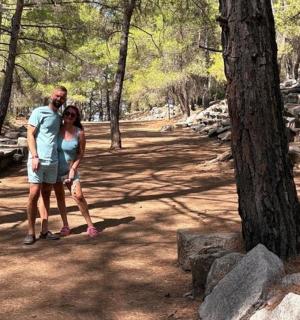 一男一女站在树林里