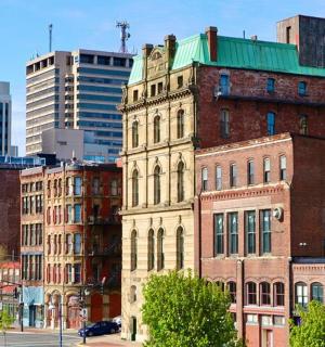 城市里一座有绿色屋顶的老建筑