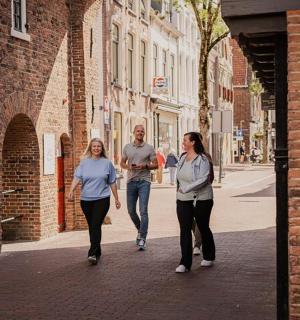 一群人在街上行走