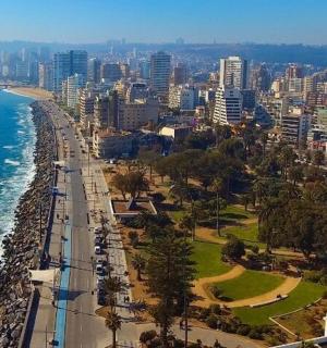 letecký pohled na město a oceán