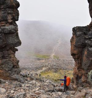 两个人站在山上，向窗外望去