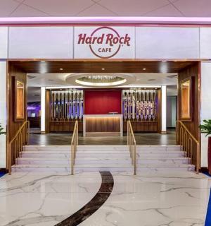 购物中心里有楼梯的硬石咖啡馆