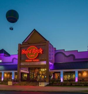 horkovzdušný balón letící nad střechou hotelu