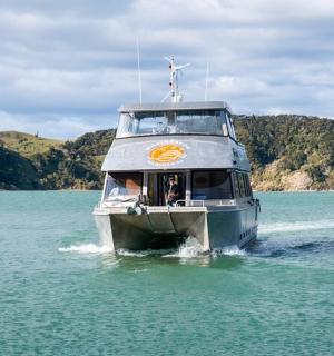 loď ve vodě na jezeře