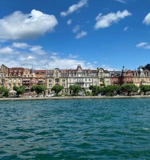 位于水岸的一座大型建筑