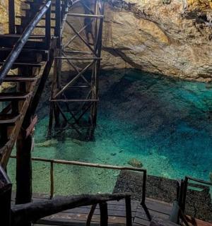 лестница, ведущая к бассейну с водой в пещере