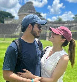 一男一女并排站着