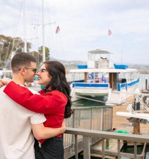 一名男子和一名女子站在码头旁边