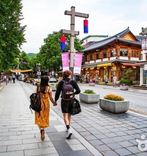 dvě ženy jdoucí po ulici ve městě