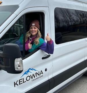 坐在货车里竖起大拇指的一位女士