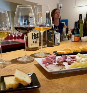 stůl se sklenicemi vína a talířem sýra