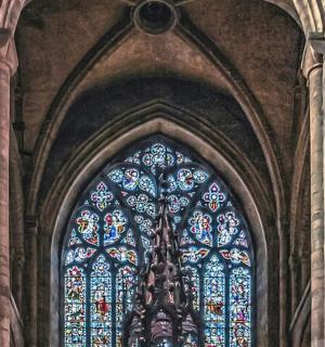 ein großes Buntglasfenster in einer Kathedrale