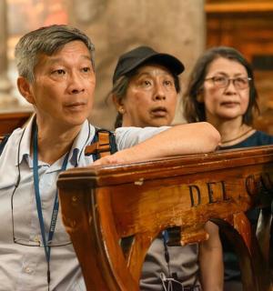 seorang lelaki dan dua wanita duduk di kerusi