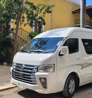 一辆白色货车停在一栋黄色建筑前