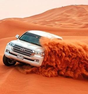 kamion jedoucí pískem v poušti