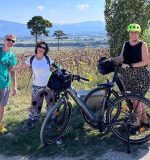 一群人站在一辆自行车旁边