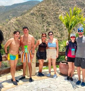 一群人以群山为背景摆姿势拍照