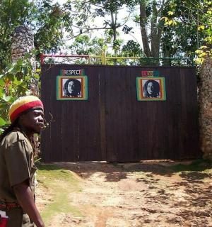 一名男子站在一扇挂满人物肖像的木门前