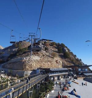 一群人乘坐山上的滑雪缆车