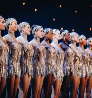 skupina nahých žen stojících v řadě