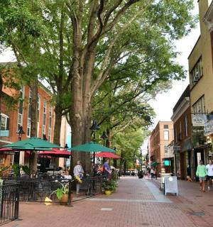 城市街道上摆满桌子和遮阳伞的街道