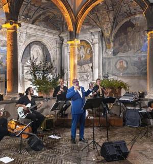 一群人在建筑物内演奏音乐