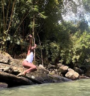 žena visící na laně nad řekou