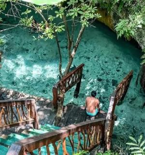 一名男子站在水池里