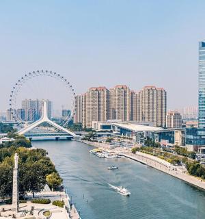 有河流和摩天轮的城市天际线