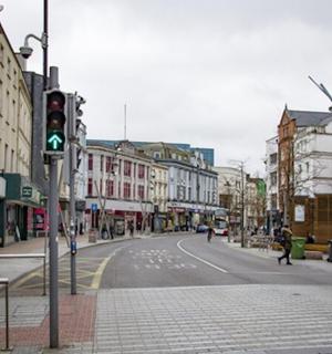 tukša pilsētas iela ar luksoforu un ēkām