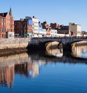 tilts pār upi pilsētā ar ēkām