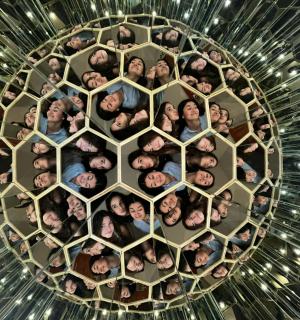 一大群人围成一圈