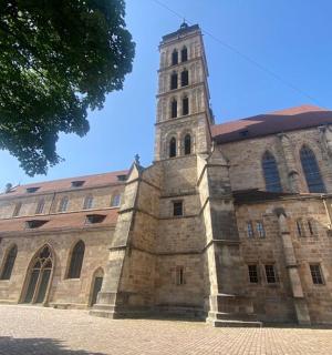 一座有高塔的大型石砌教堂