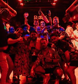 一群人在舞台上摆姿势拍照