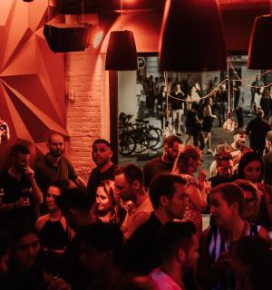 一群人站在房间里的人群中