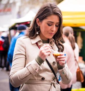 žena se dívá na svůj mobilní telefon na městské ulici