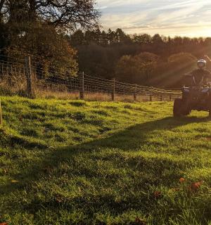 田野里骑摩托车的人