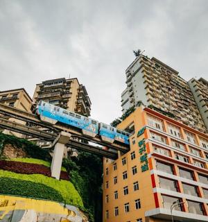 一座前面有路牌的高楼