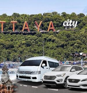 两辆汽车停在停车场的标志牌前