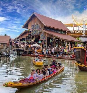 一群人乘船在河里