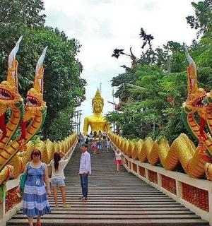 一群人从寺庙前的楼梯上走下来