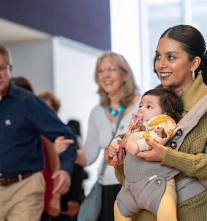 一名妇女抱着婴儿背带
