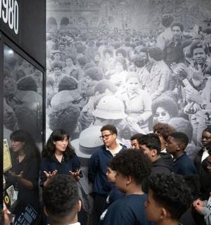 一群人站在人群中