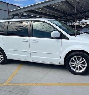 一辆白色货车停在停车场