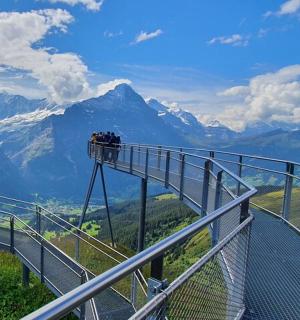 一名男子站在山顶上,手里拿着相机