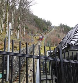 一列火车正沿着栅栏附近的轨道驶来