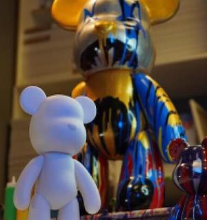 bílý plyšový medvídek sedící na stole