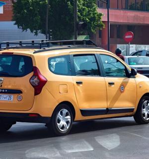 一辆黄色的智能汽车停在停车场