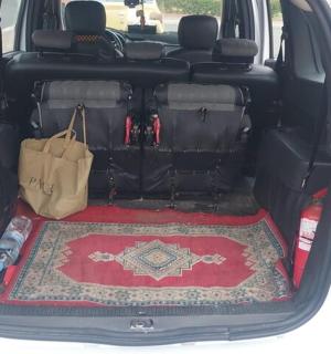 一辆铺有地毯的白色货车的后备箱