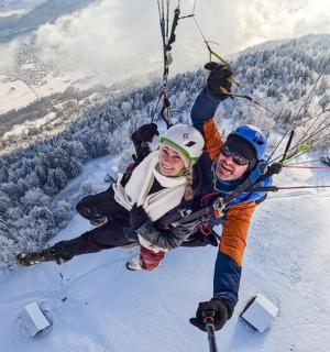 两个人在雪地里滑索
